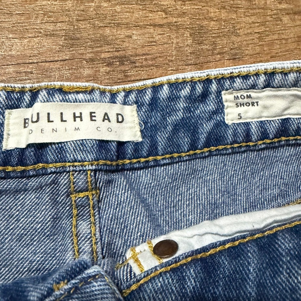 Bullhead Denim Co Light Acid Wash Distressed Mom Shorts‎ Size 5 High Waisted - Picture 4 of 8